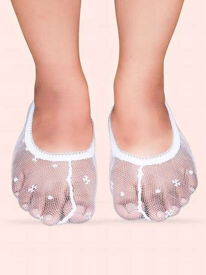 Shyle White Scallop Elastic Lace Seamless Ankle Socks